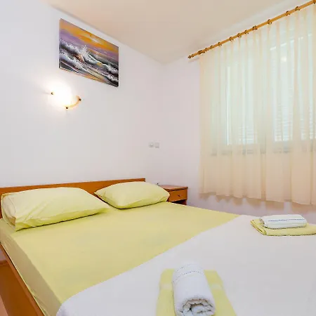 Moderne Mit Grosser Terrasse Und Garten Apartment Baska (Krk)