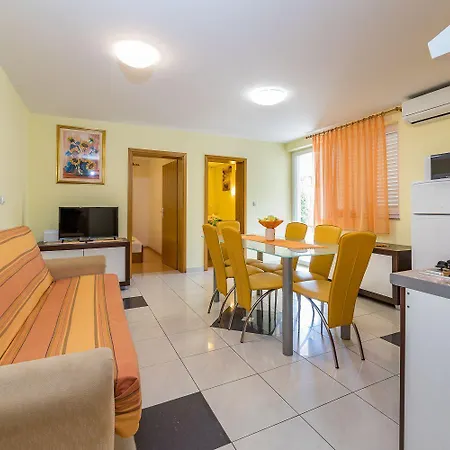 Moderne Mit Grosser Terrasse Und Garten *