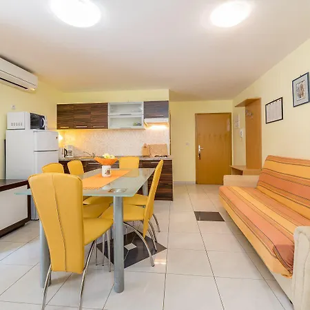 Moderne Mit Grosser Terrasse Und Garten