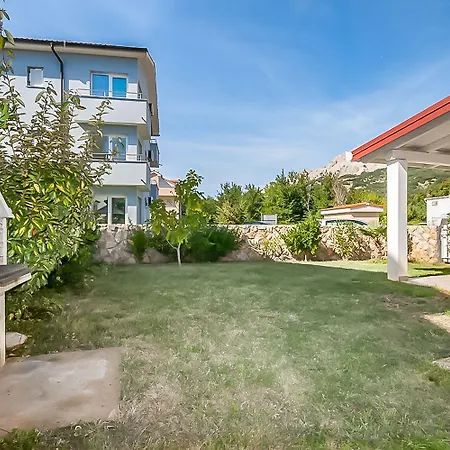 Moderne Mit Grosser Terrasse Und Garten Apartment